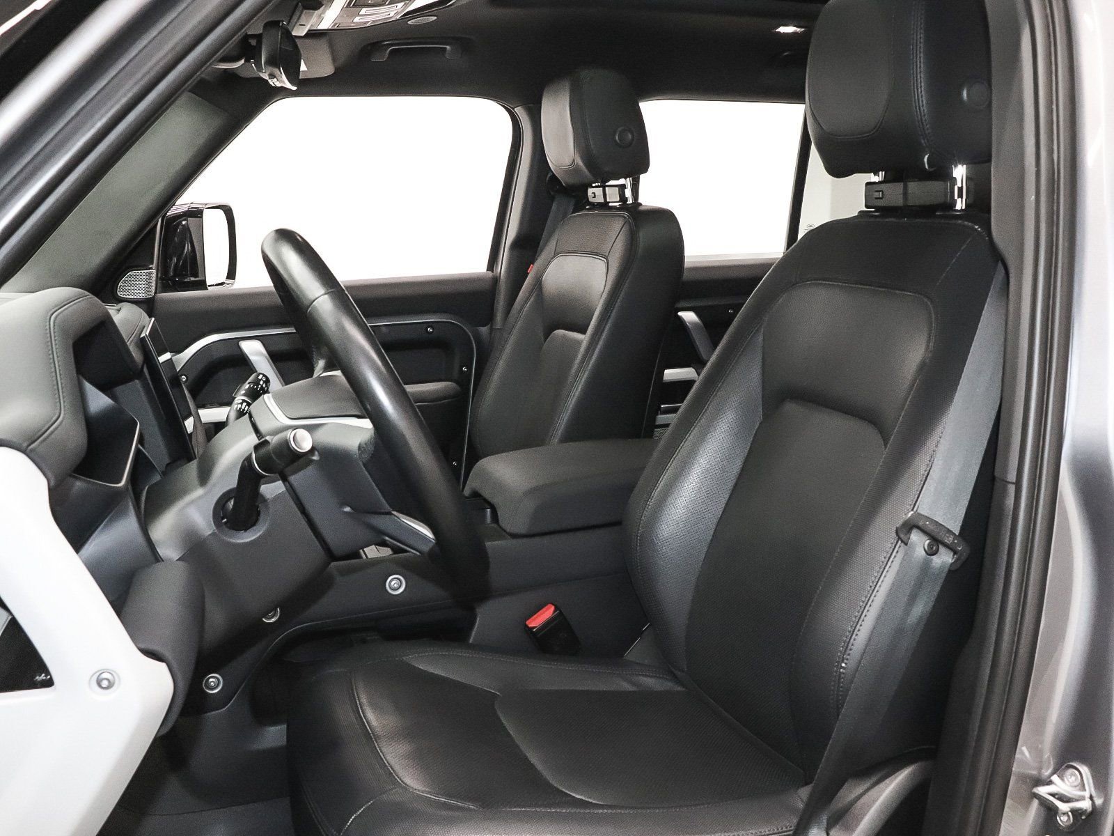 Used 2023 Land Rover Defender 130 X-Dynamic SE image 17
