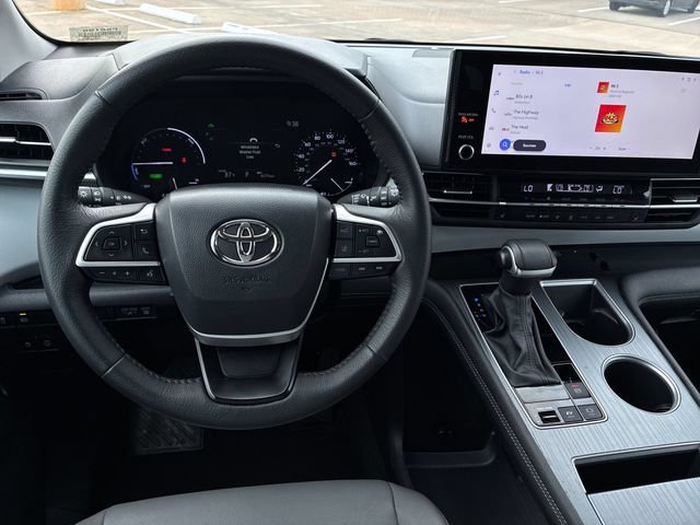 Used 2025 Toyota Sienna XLE FWD image 14