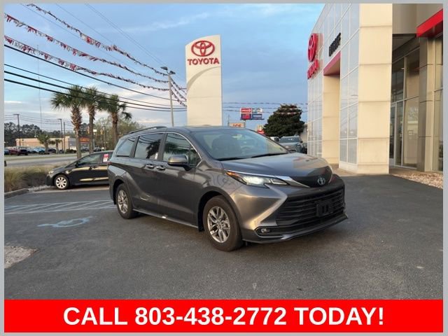 Used 2025 Toyota Sienna XLE image 1
