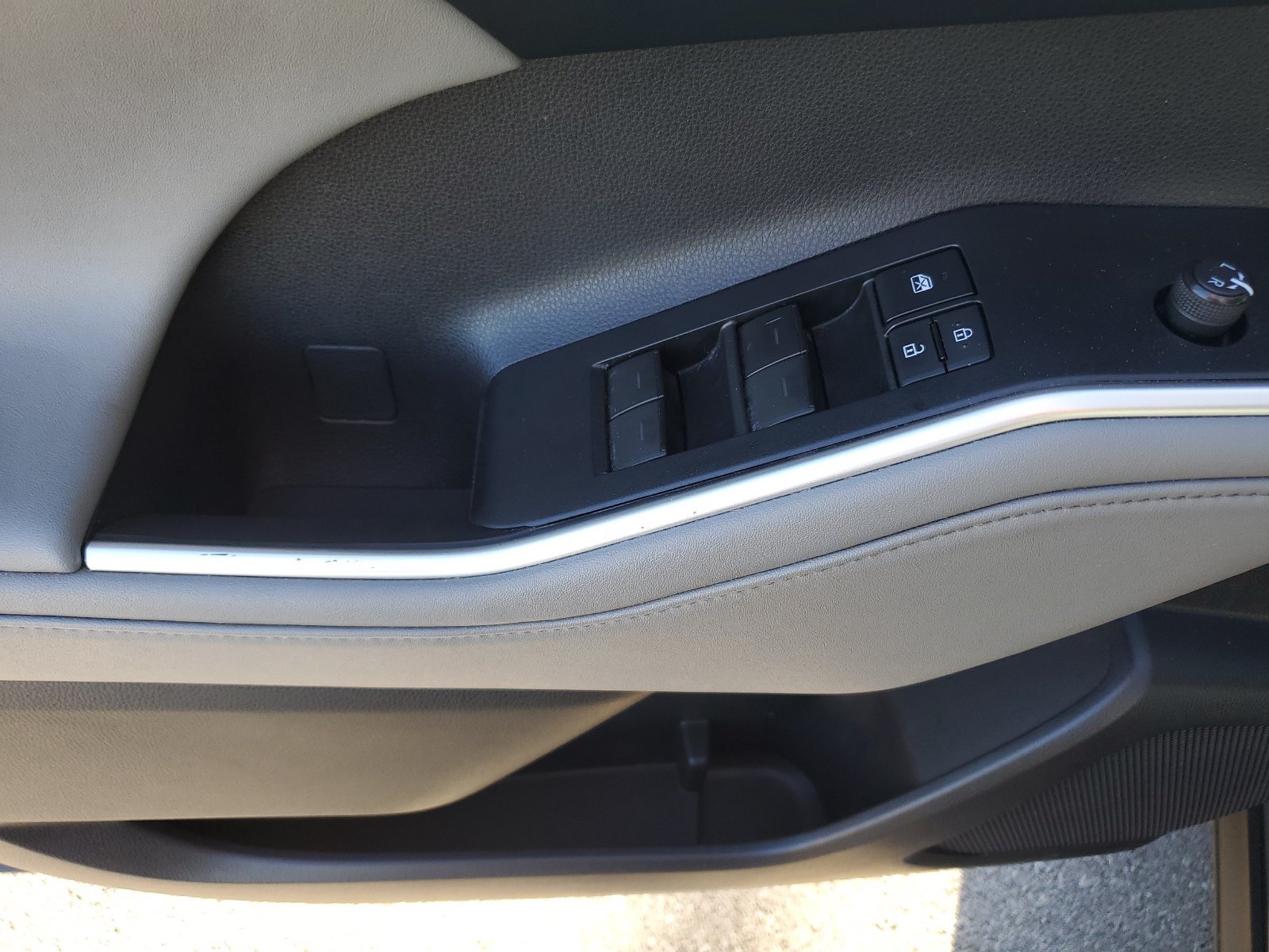 Used 2020 Toyota Highlander XLE AWD/4WD image 21