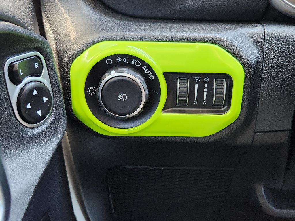 Used 2018 Jeep Wrangler Unlimited Sahara AWD/4WD image 13
