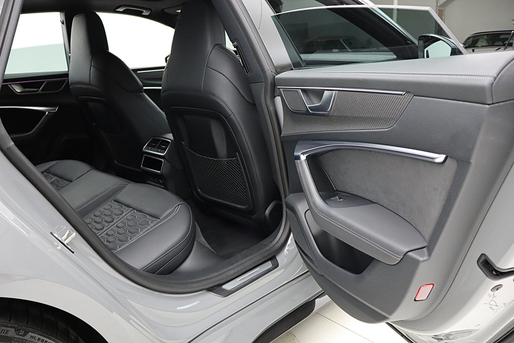 Used 2022 Audi RS 7 Sportback AWD/4WD image 32
