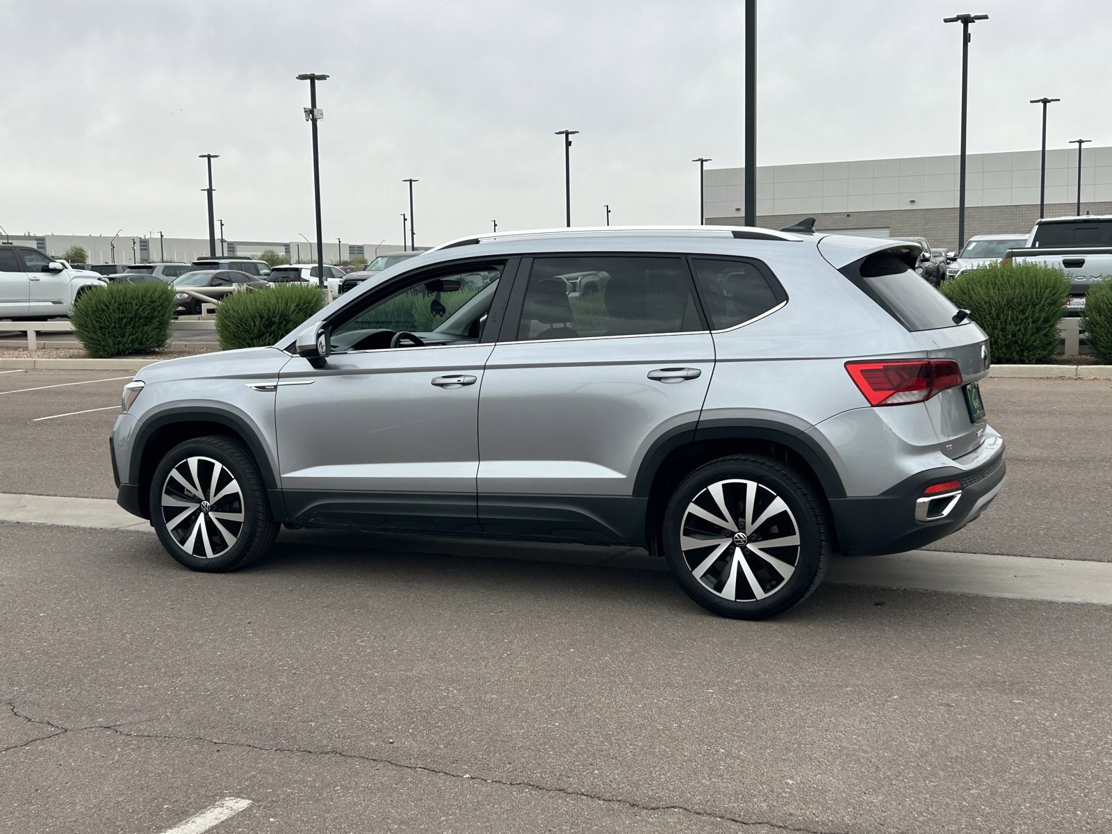 Used 2024 Volkswagen Taos SE image 3