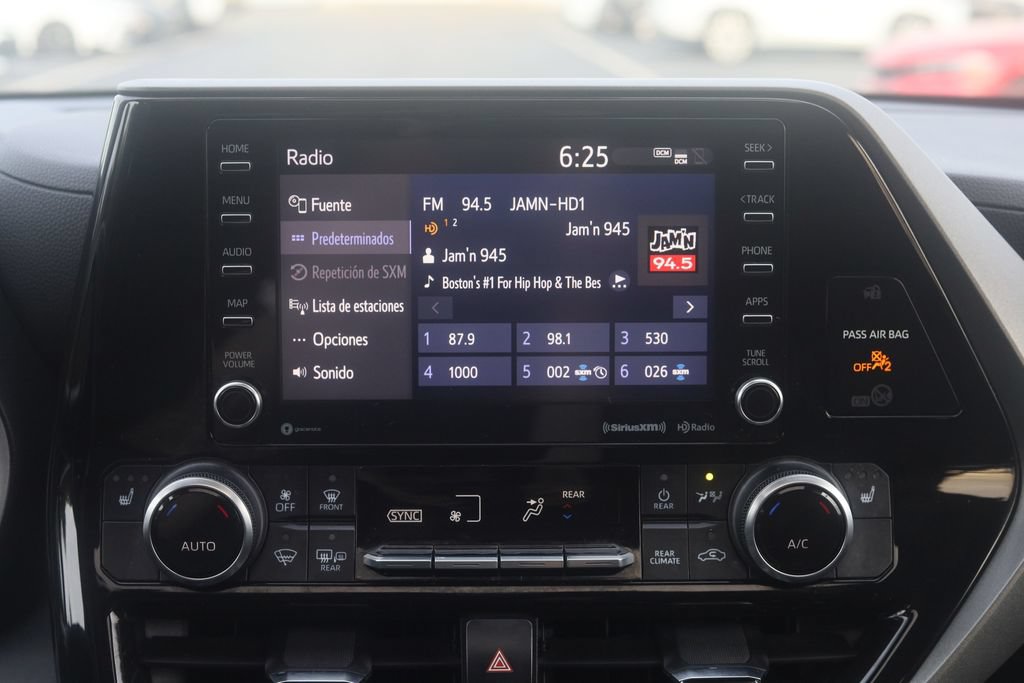 Used 2021 Toyota Highlander XLE AWD/4WD image 12
