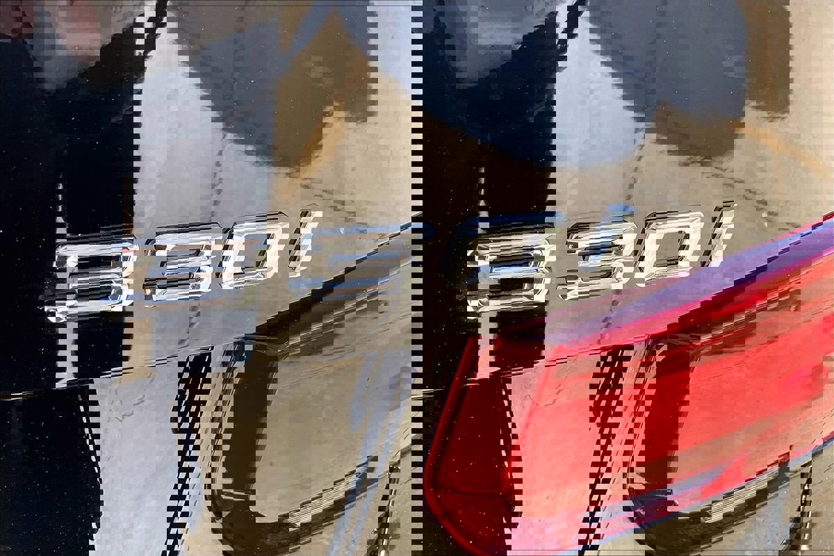 Used 2018 BMW 330i Sedan w/ Shadow Sport Edition image 11