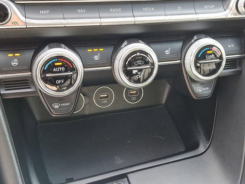 Used 2023 Genesis G70 2.0T image 16