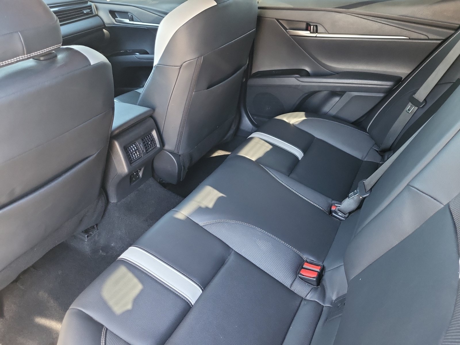 Used 2025 Toyota Camry SE FWD image 9