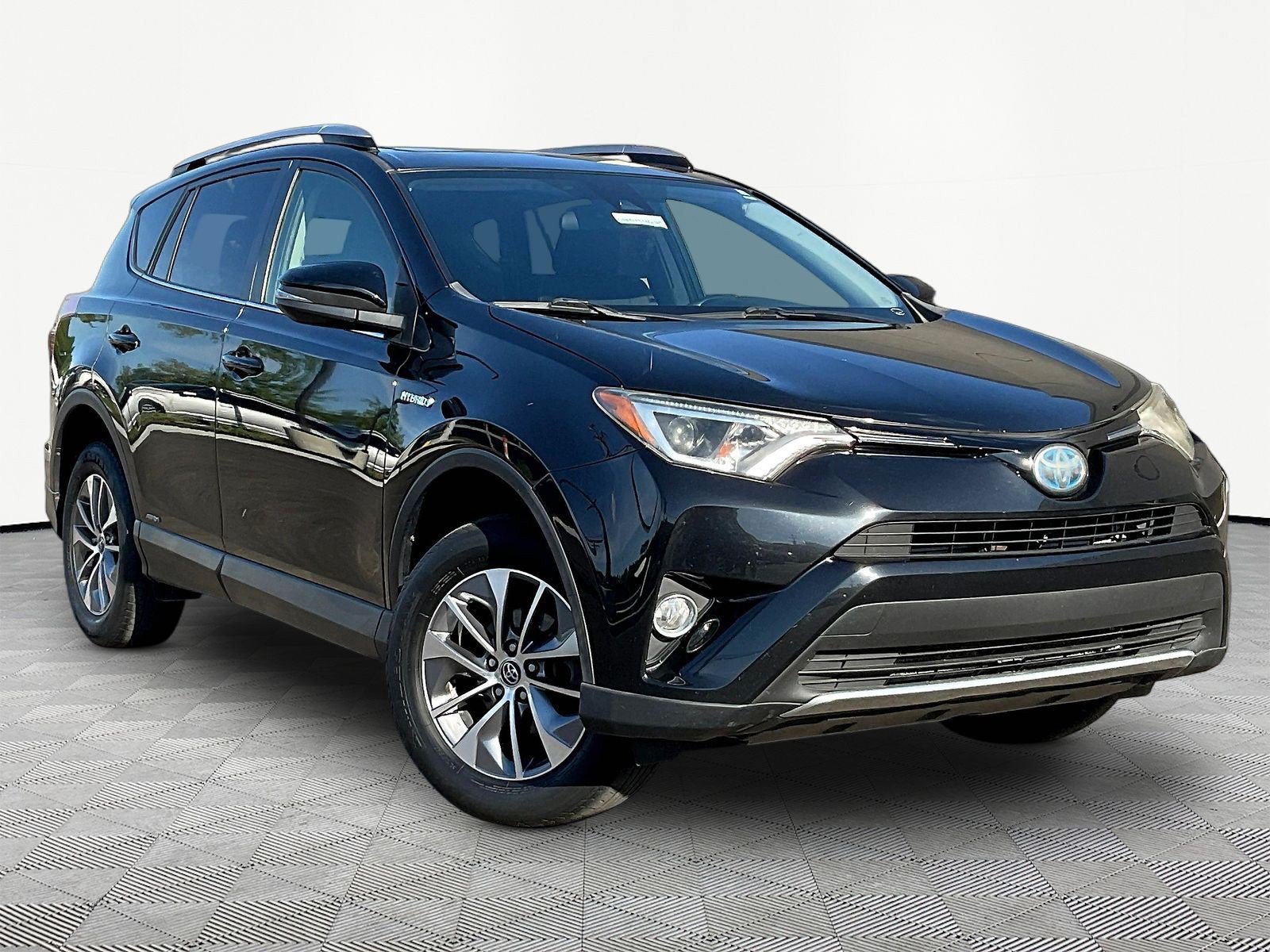 Used 2017 Toyota RAV4 XLE w/ All Weather Liner Package AWD/4WD image 3