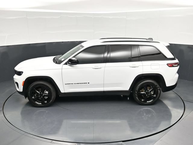 Used 2025 Jeep Grand Cherokee Limited w/ Black Appearance Package AWD/4WD image 57