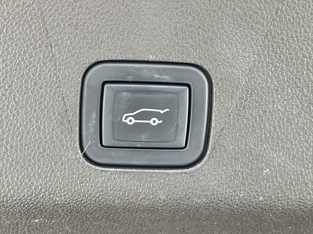 Certified 2024 Cadillac Escalade Premium Luxury w/ Performance Package image 13