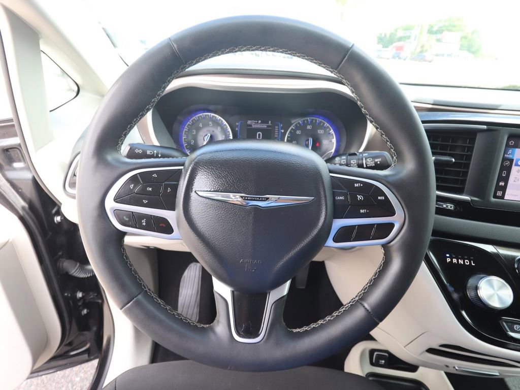 Used 2023 Chrysler Voyager LX image 17