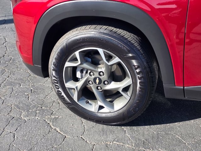 Used 2025 Chevrolet Trax LT FWD image 5