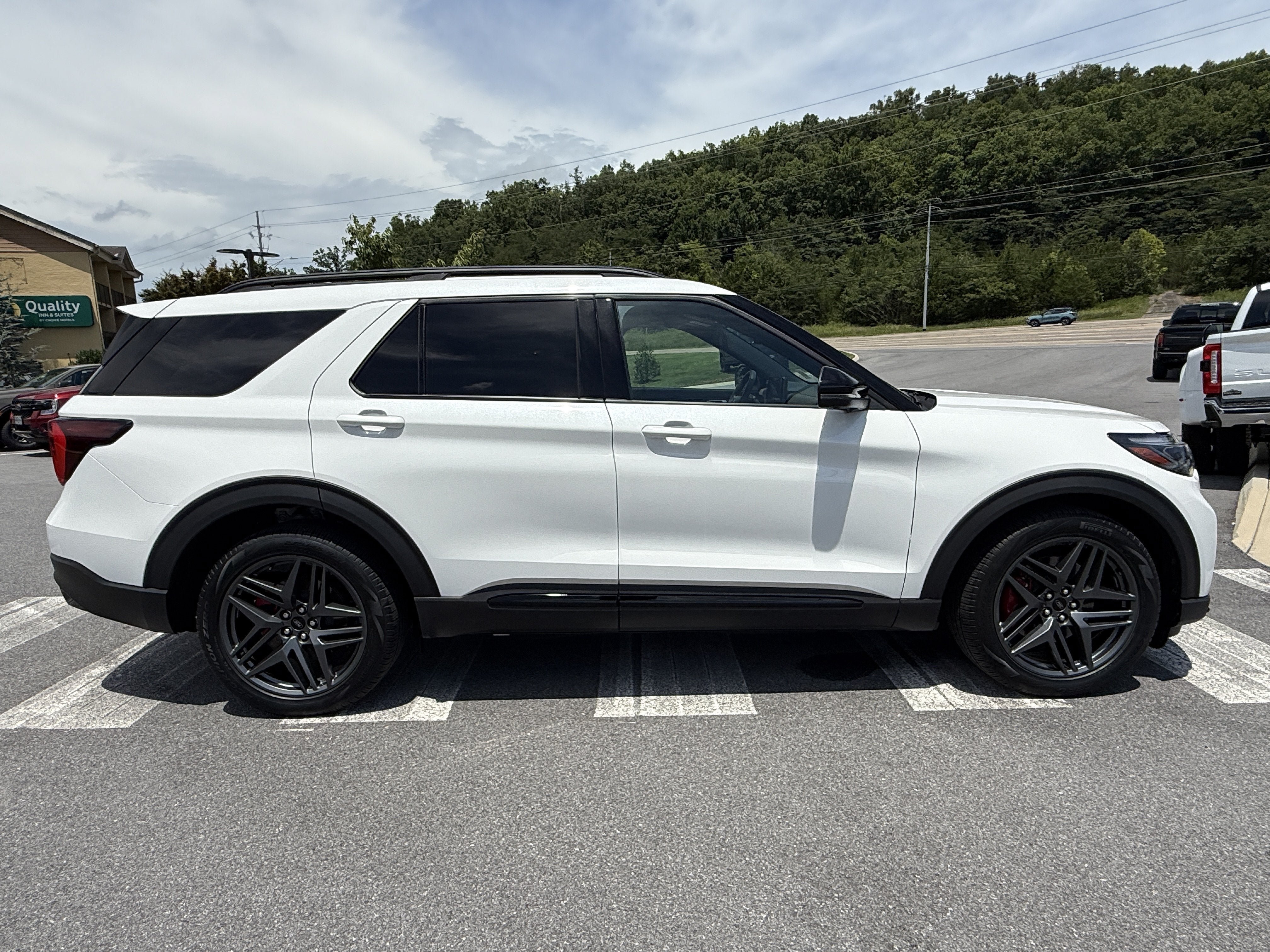 Used 2025 Ford Explorer ST AWD/4WD image 4
