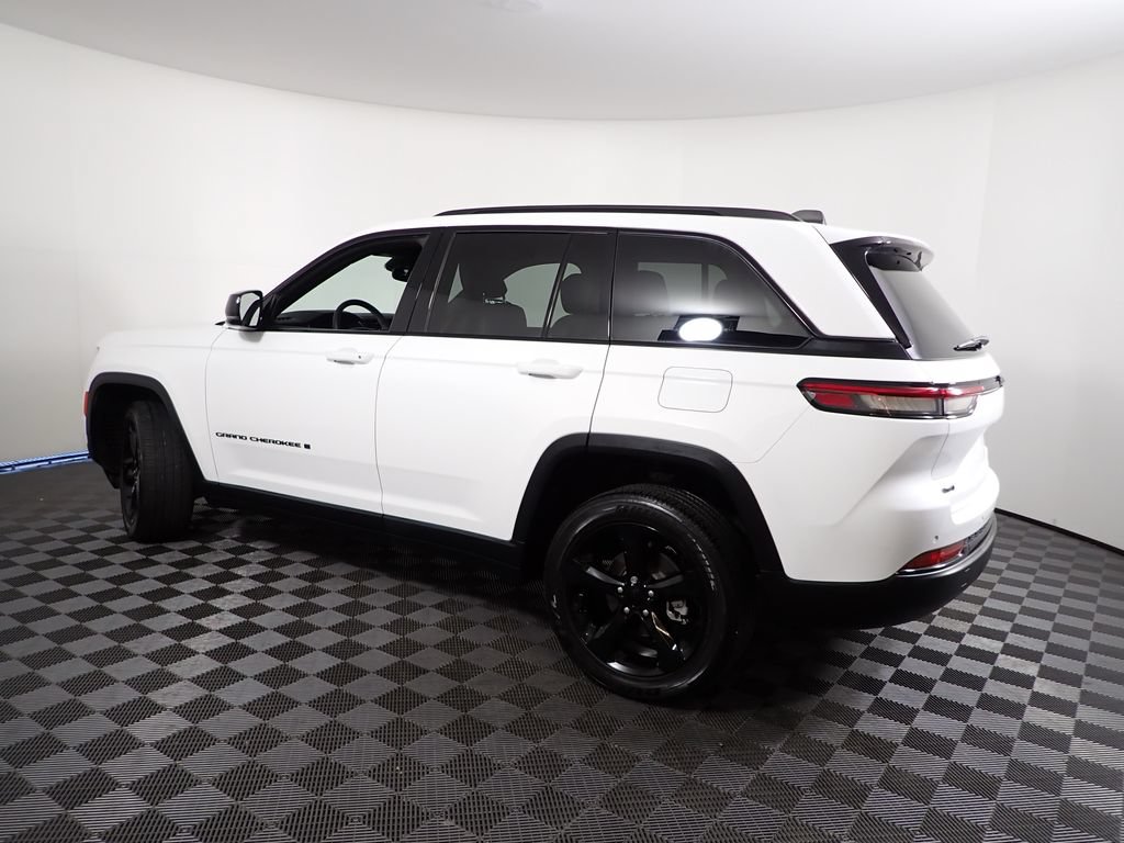 Used 2023 Jeep Grand Cherokee Altitude AWD/4WD image 11