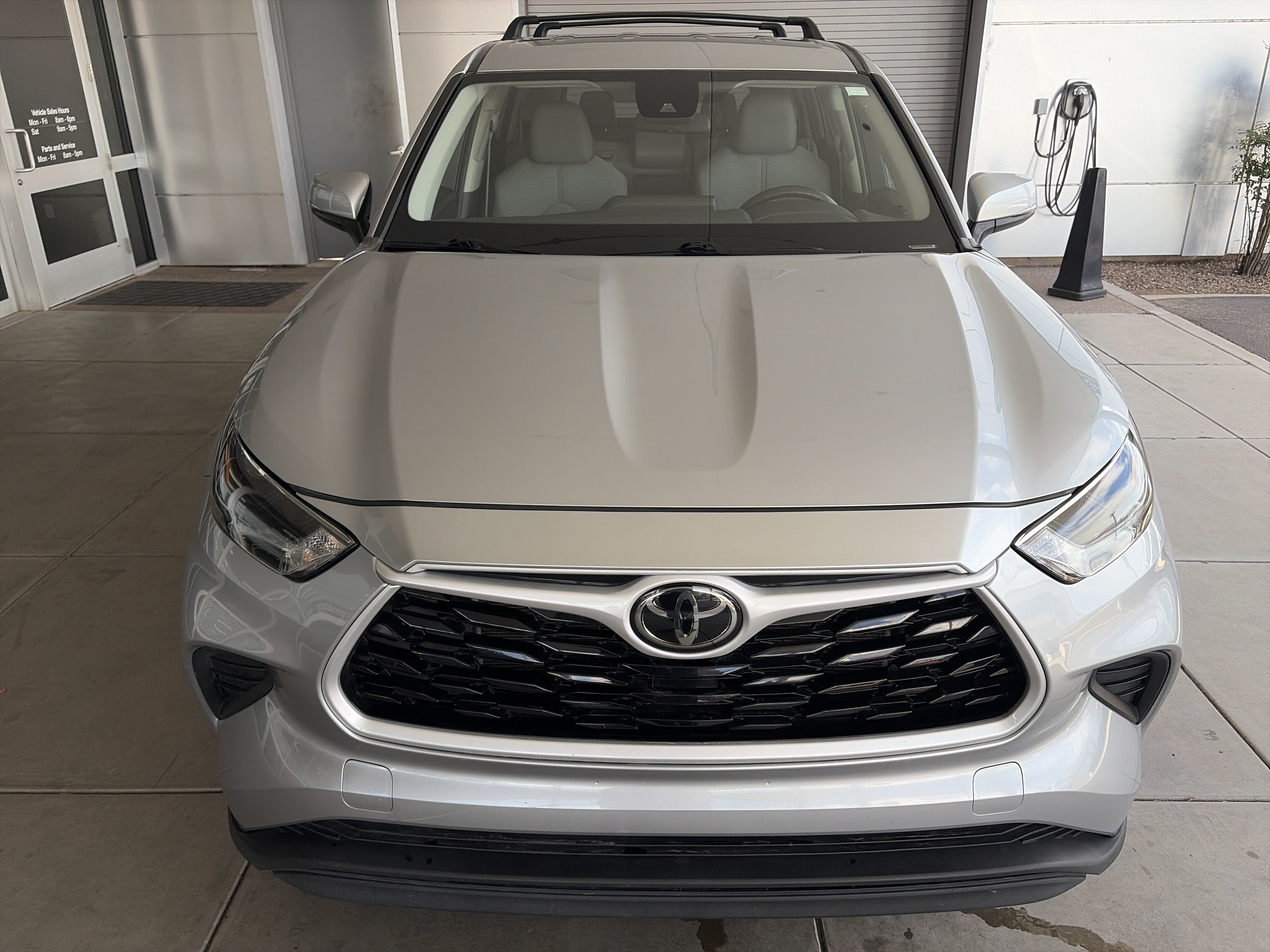 Used 2023 Toyota Highlander L FWD image 2