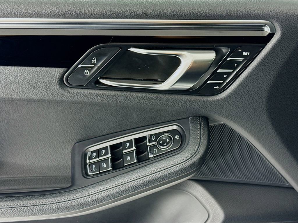 Certified 2024 Porsche Macan AWD/4WD image 11