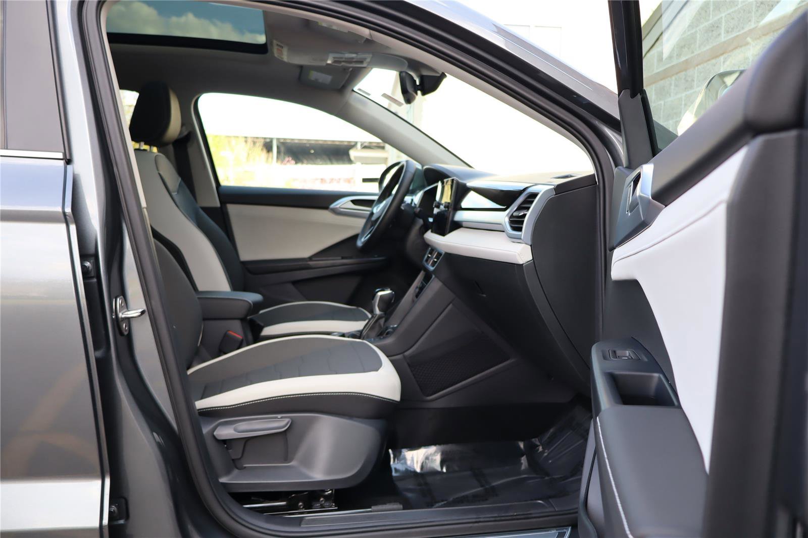 New 2026 Volkswagen Taos SE AWD/4WD image 24