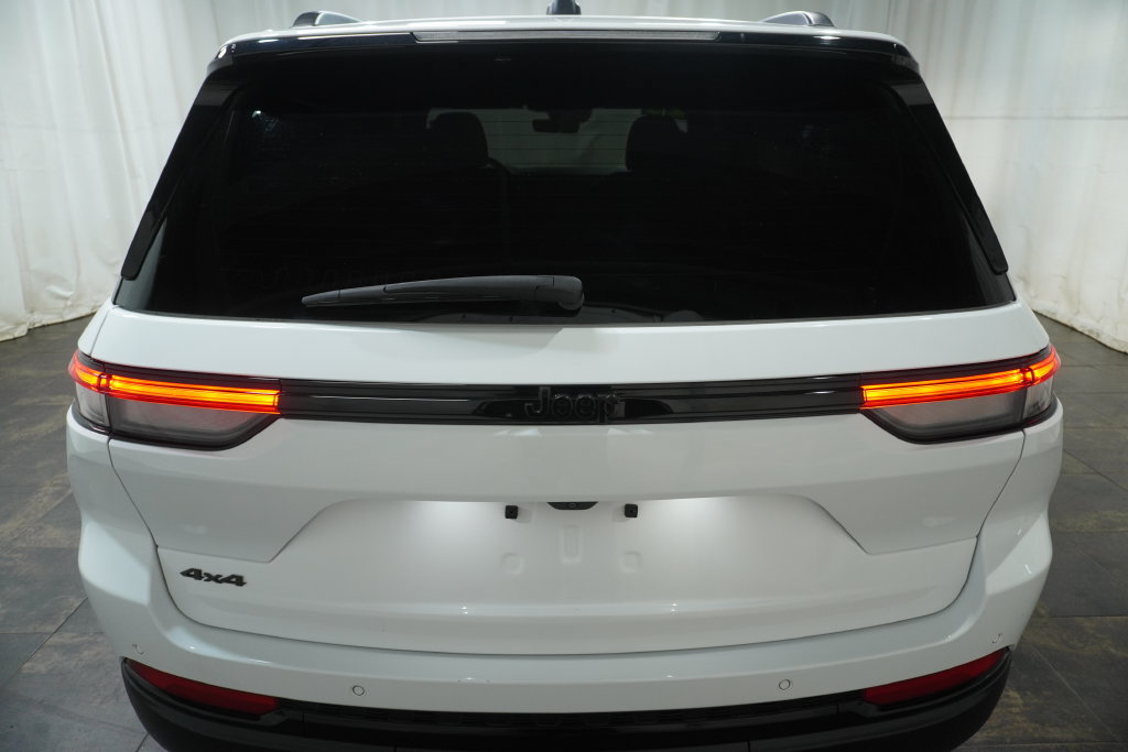 Used 2025 Jeep Grand Cherokee Altitude AWD/4WD image 5