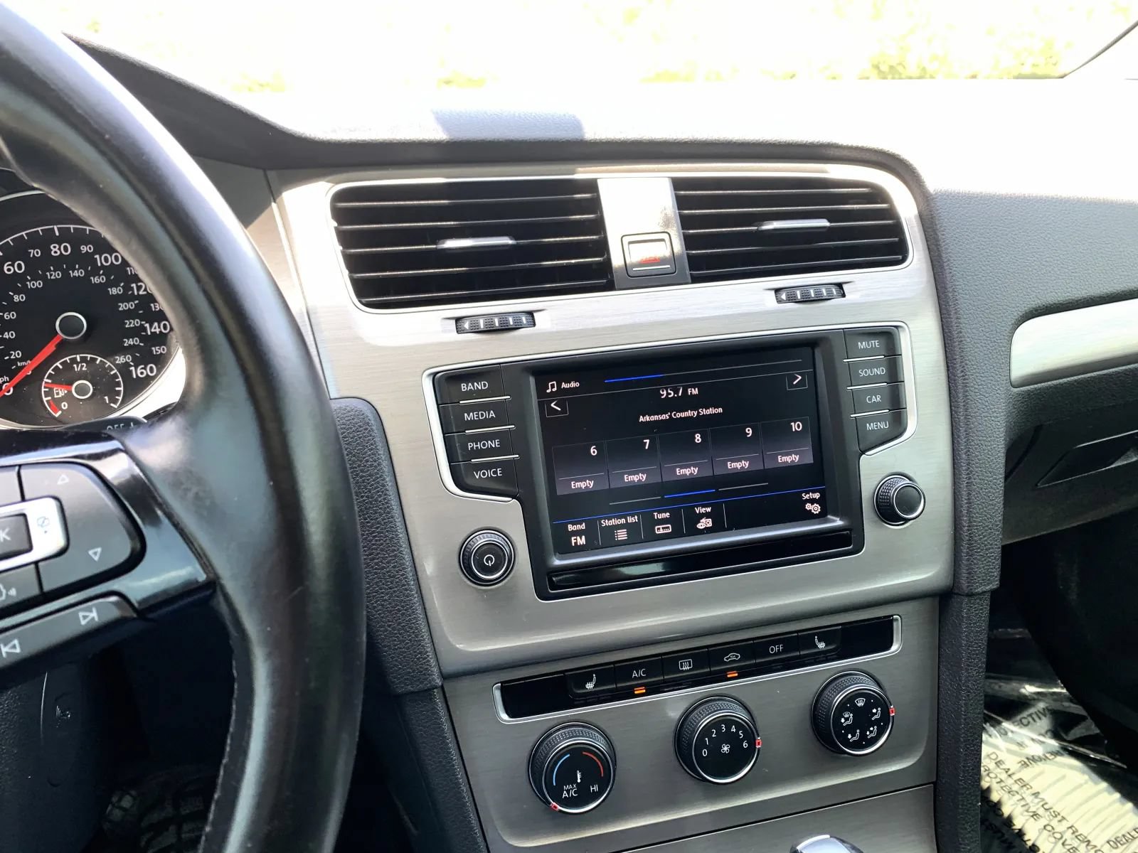 Used 2017 Volkswagen Golf 4-Door FWD image 18