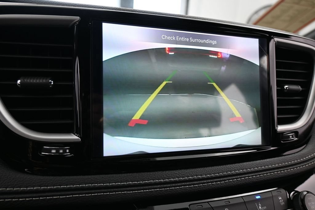 Used 2025 Chrysler Pacifica Select FWD image 16