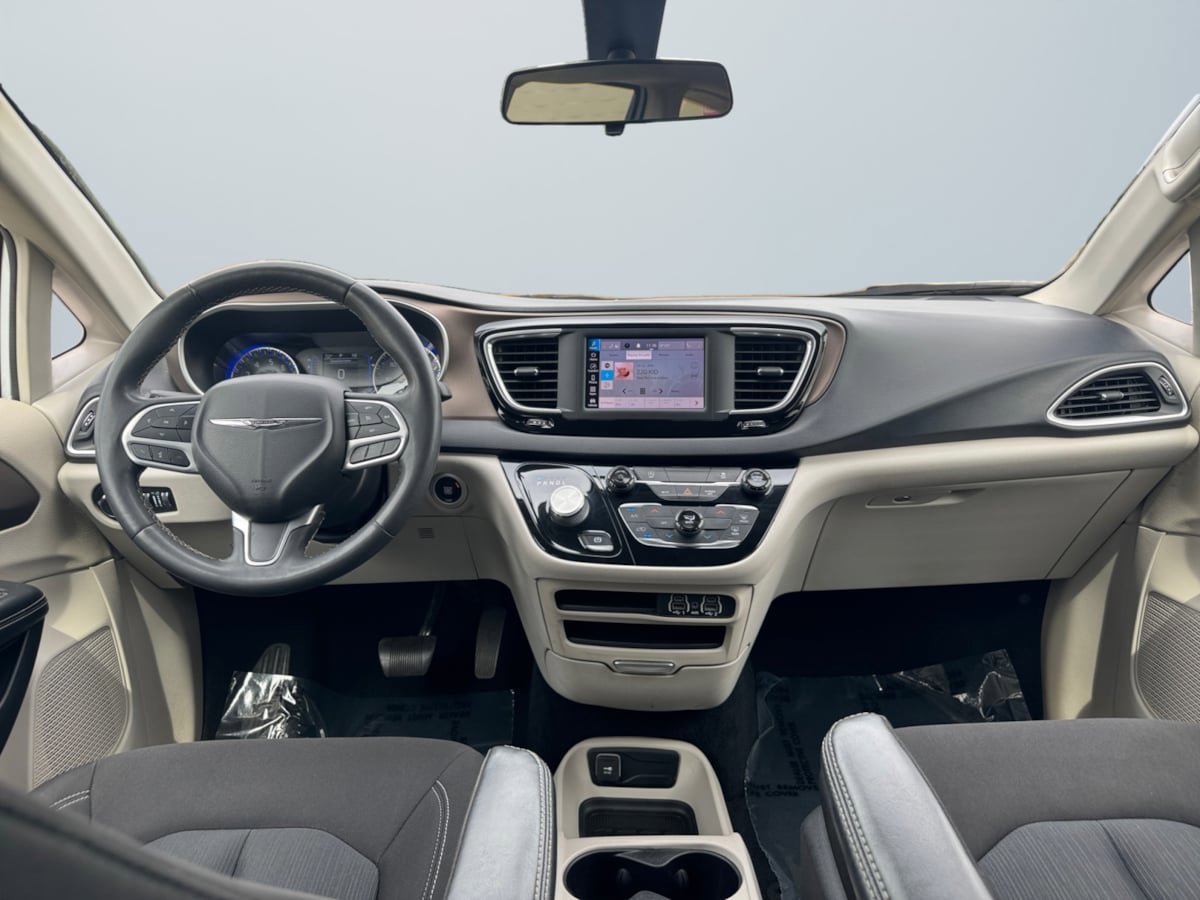 Used 2022 Chrysler Voyager LX FWD image 10