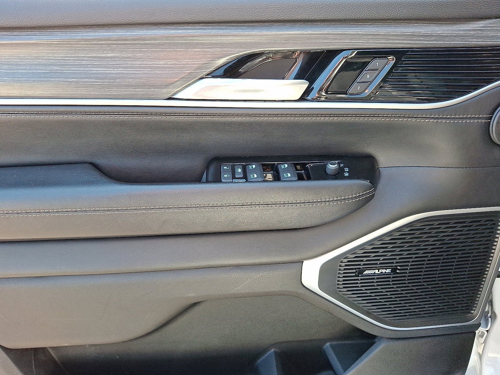 Used 2023 Jeep Wagoneer L Series II image 13