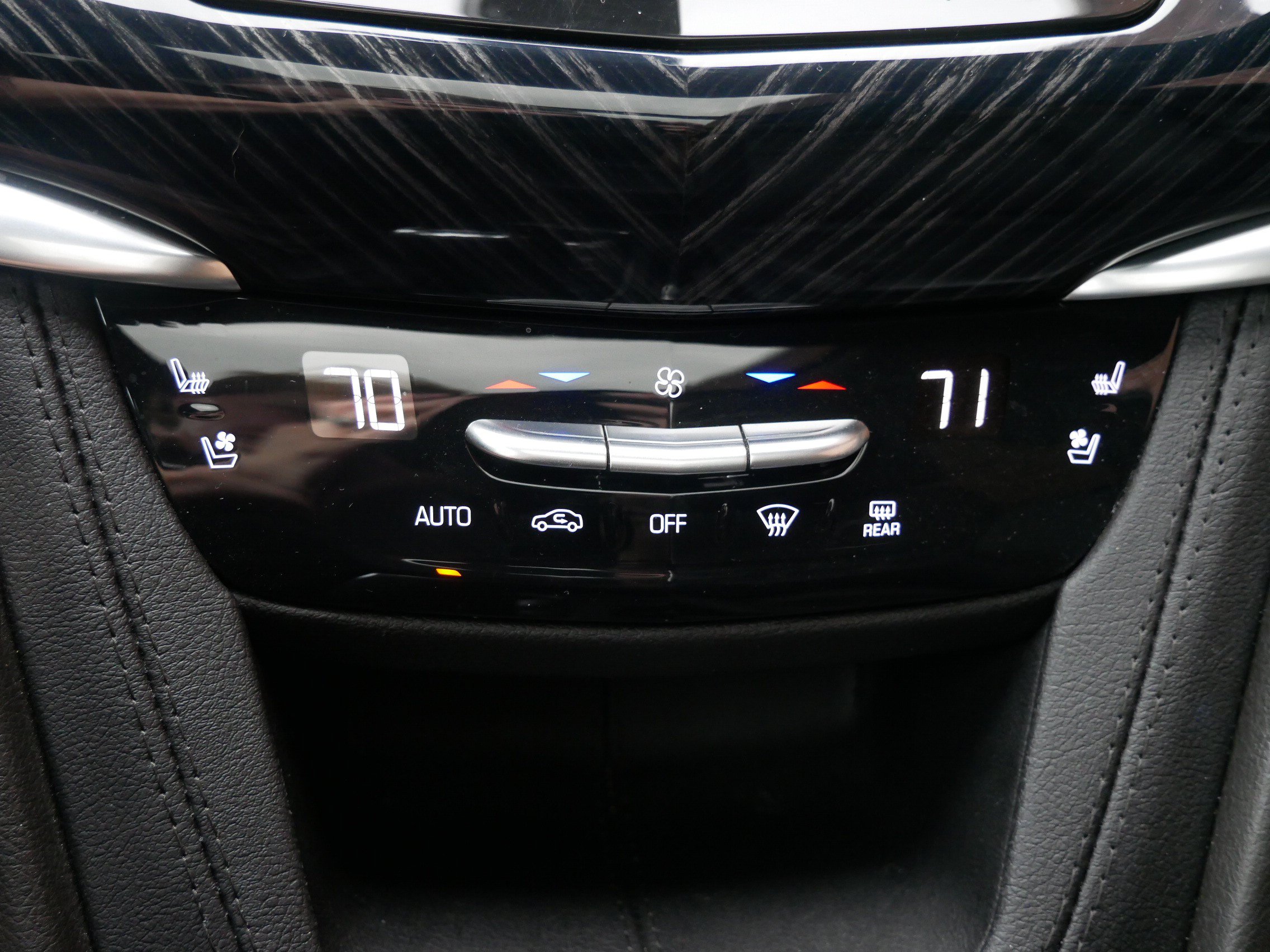 Certified 2024 Cadillac XT6 Premium Luxury w/ Technology Package AWD/4WD image 19