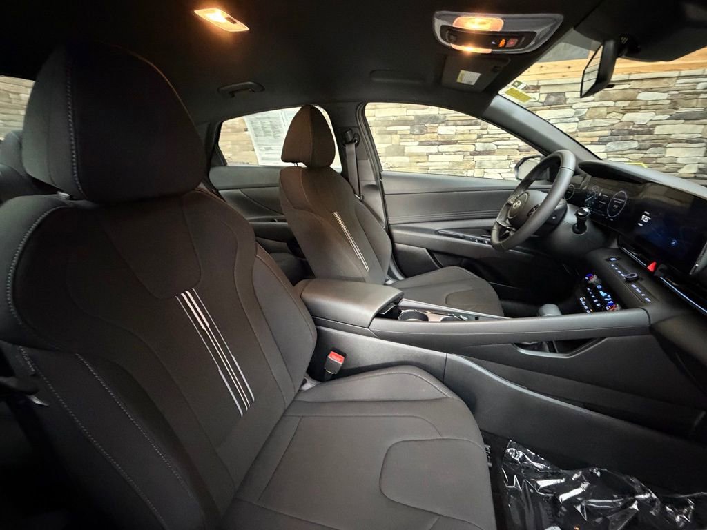 Certified 2025 Hyundai Elantra SEL FWD image 15