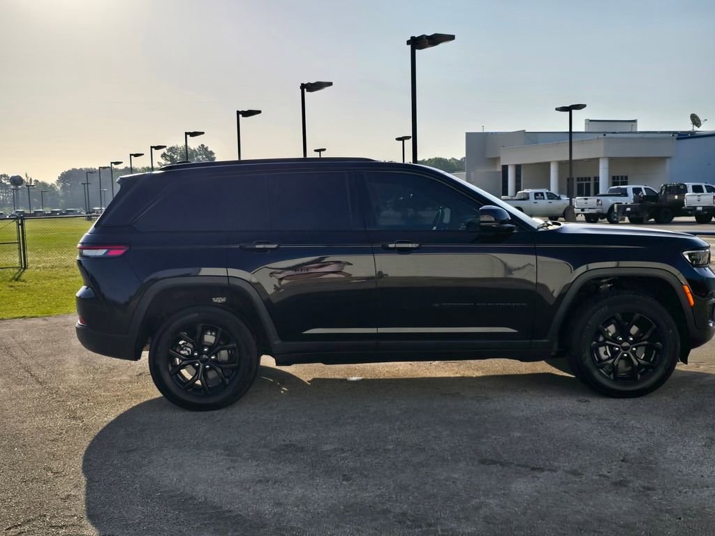Used 2025 Jeep Grand Cherokee Altitude image 6