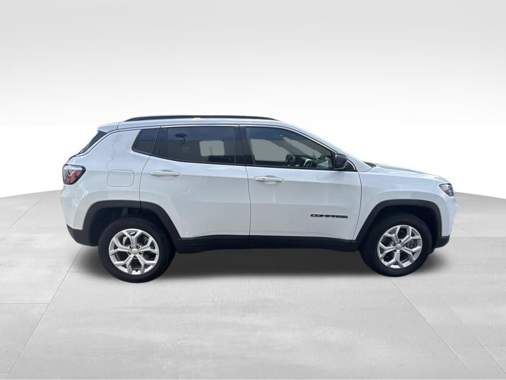 Used 2024 Jeep Compass Latitude AWD/4WD image 8