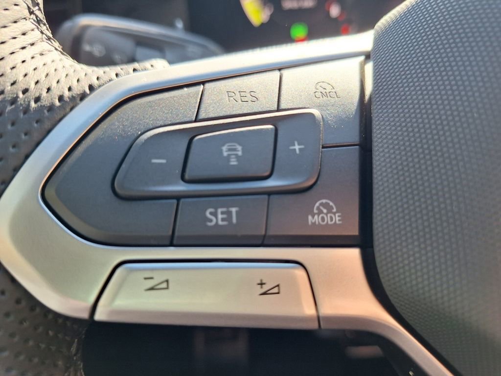 New 2026 Volkswagen Tiguan SE R-Line image 13