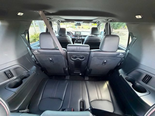 Used 2025 Honda Pilot Black Edition image 28