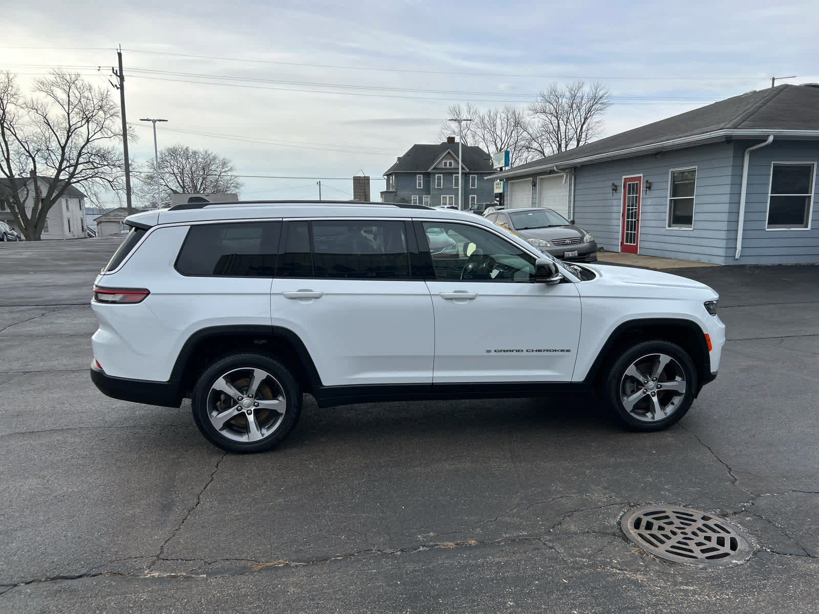 Used 2023 Jeep Grand Cherokee L Limited image 3