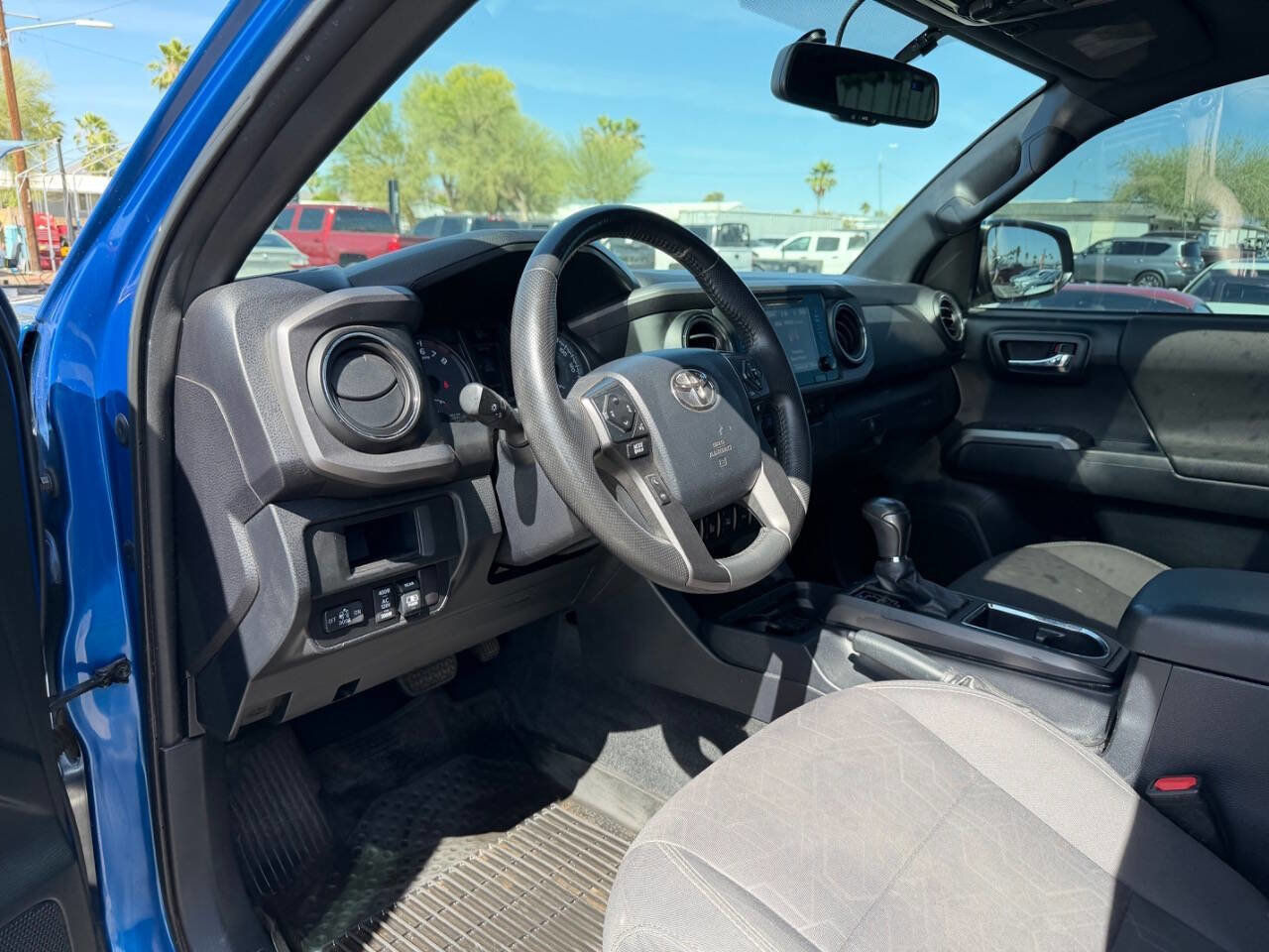 Used 2017 Toyota Tacoma TRD Off-Road w/ Premium & Technology Package AWD/4WD image 17
