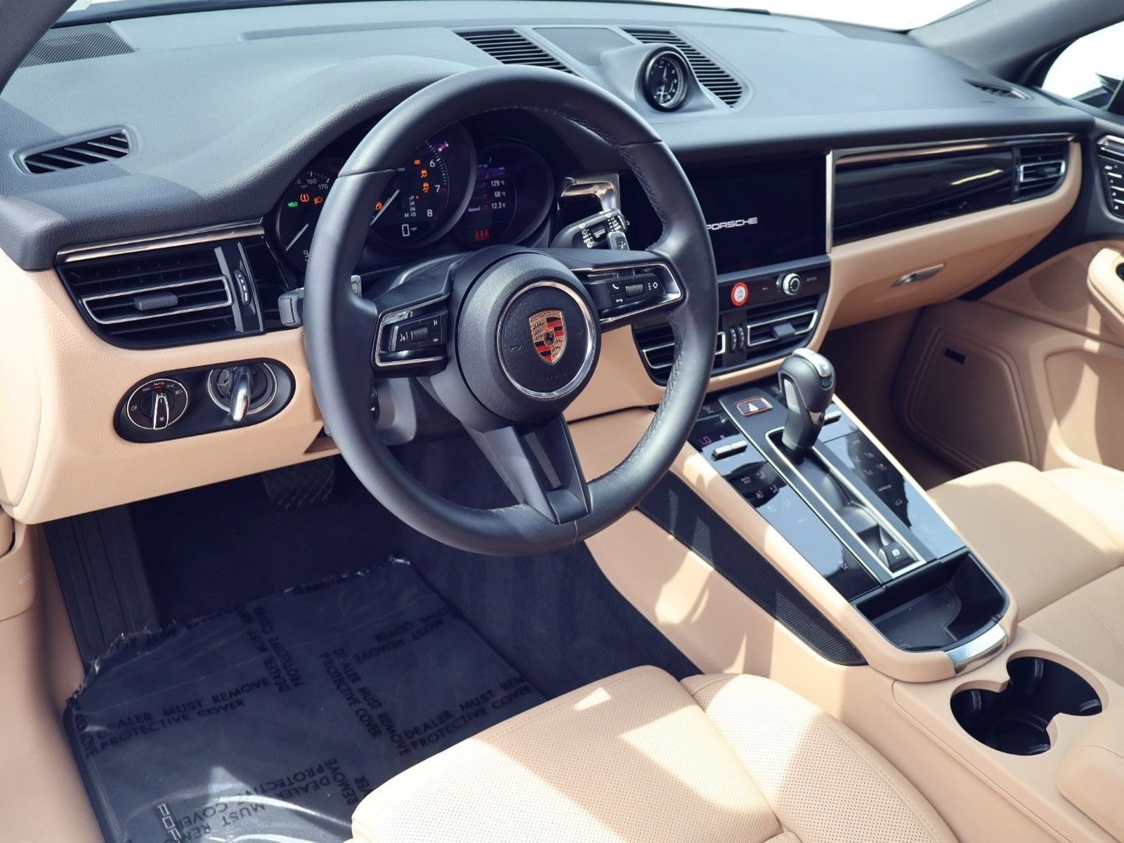 Certified 2025 Porsche Macan image 4