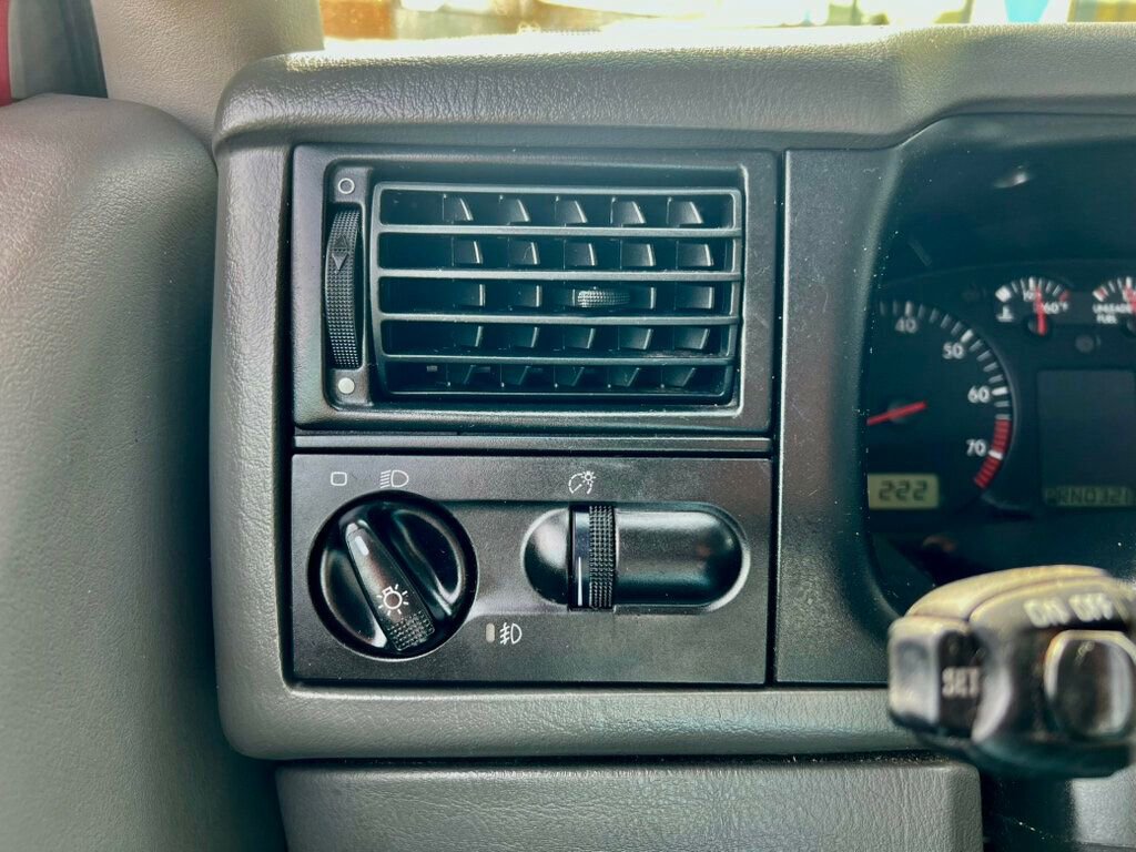 Used 2001 Volkswagen Eurovan FWD image 16