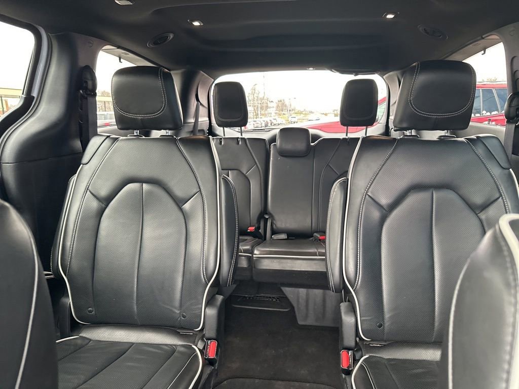 Used 2025 Chrysler Pacifica Limited image 21