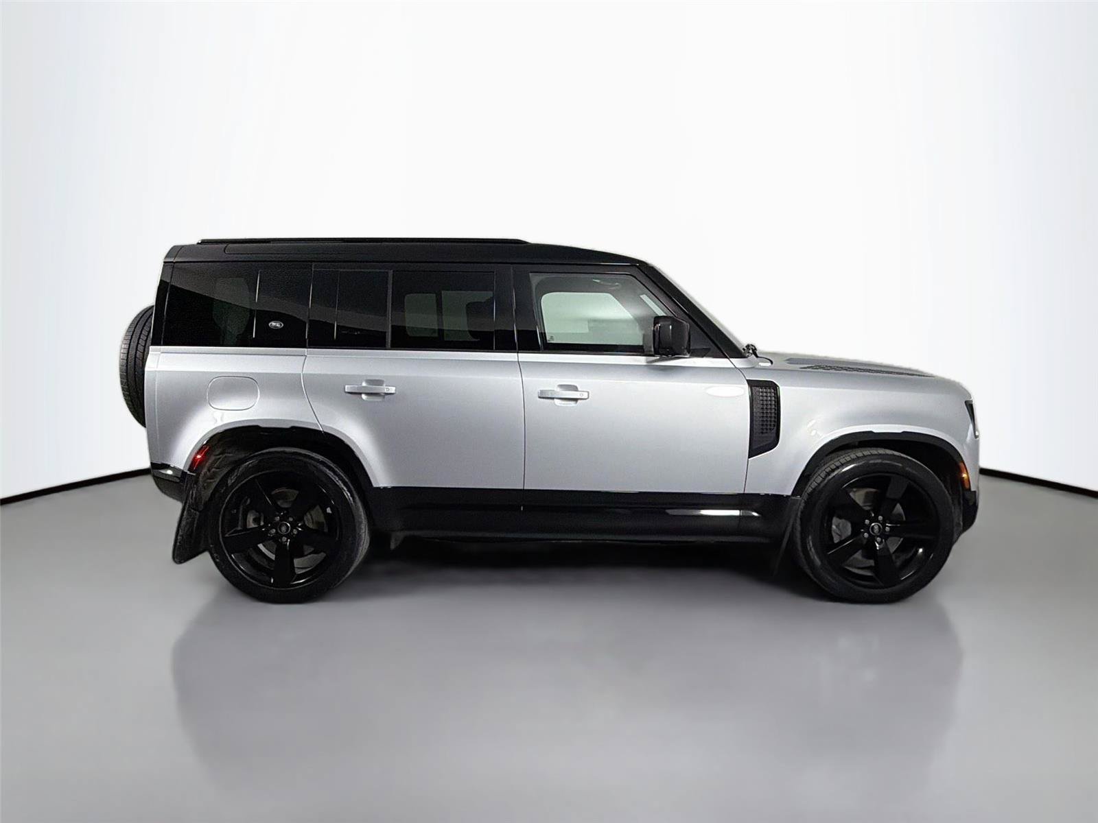 Used 2024 Land Rover Defender 110 X-Dynamic SE AWD/4WD image 4