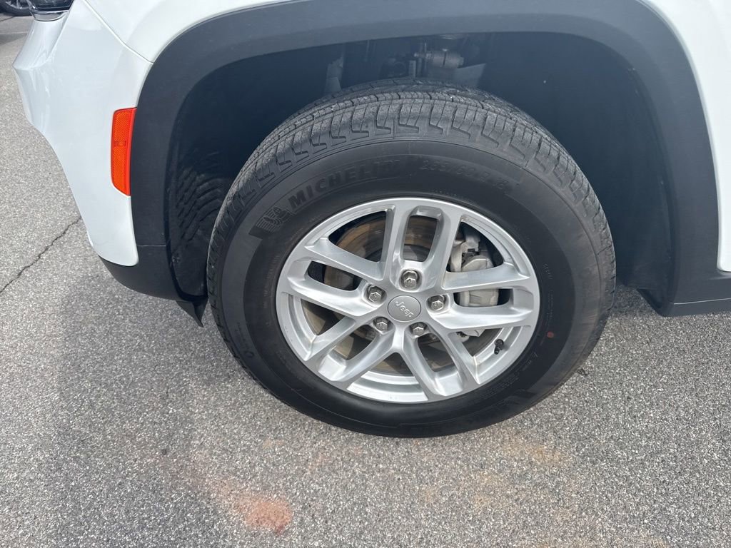 Used 2025 Jeep Grand Cherokee Laredo X image 9