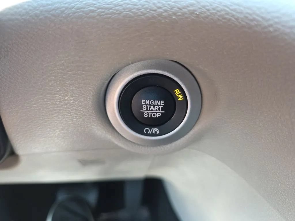 Used 2023 Chrysler Pacifica Touring-L FWD image 33