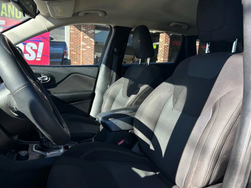 Used 2016 Jeep Cherokee Latitude w/ Safety/Convenience Group image 18