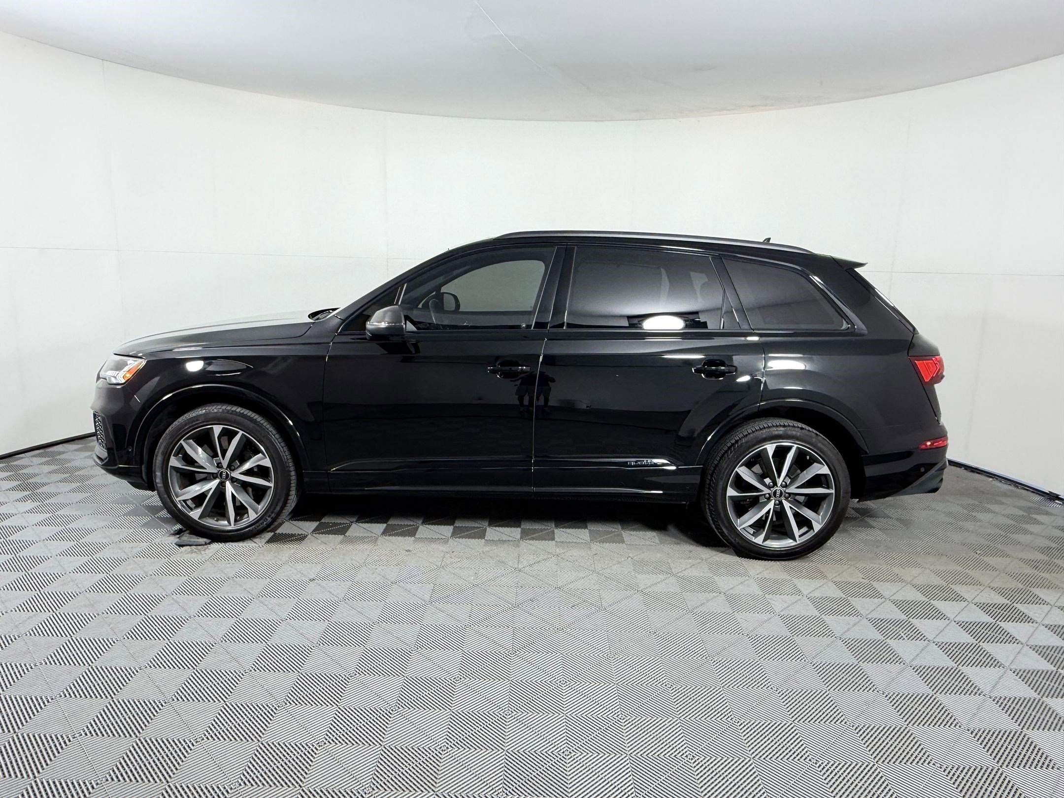 Used 2023 Audi SQ7 Prestige w/ Prestige Package AWD/4WD image 2