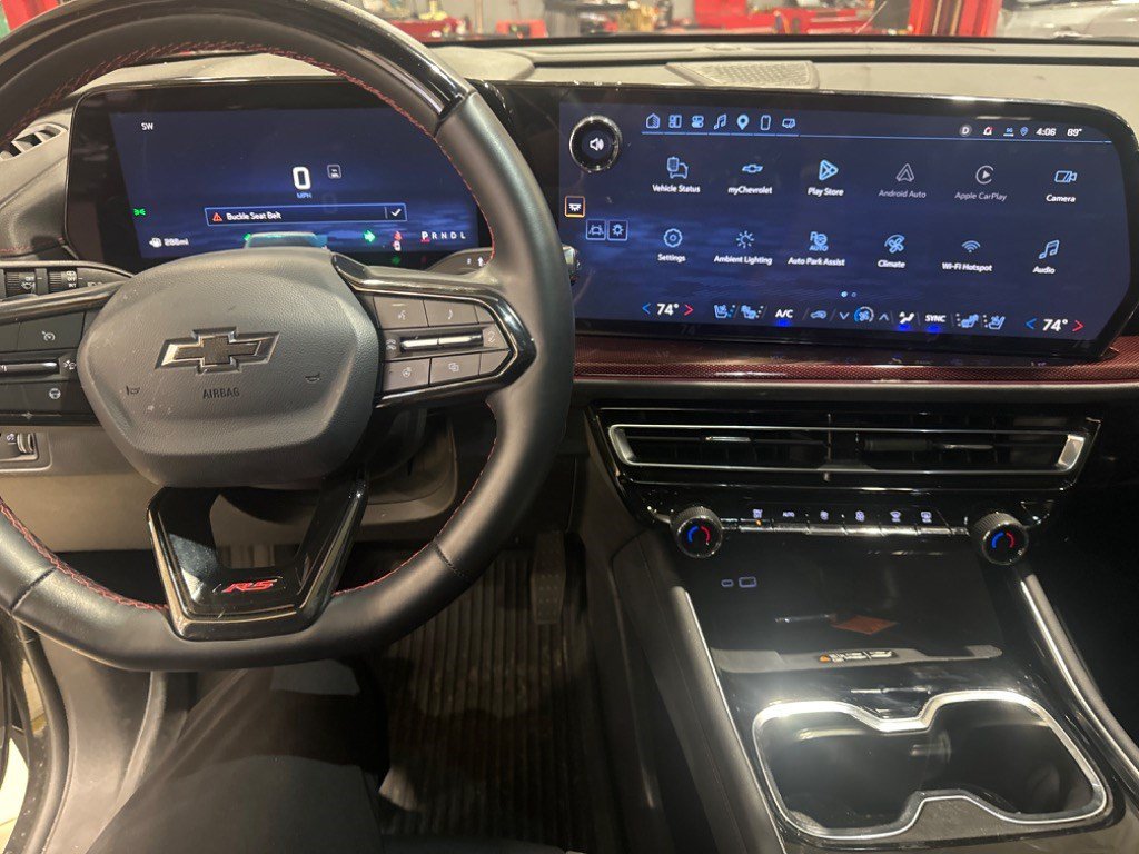 Used 2025 Chevrolet Traverse RS FWD image 39