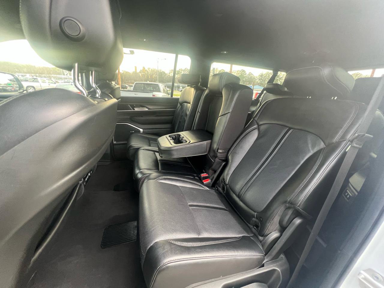 Used 2024 Jeep Wagoneer L Series II image 32