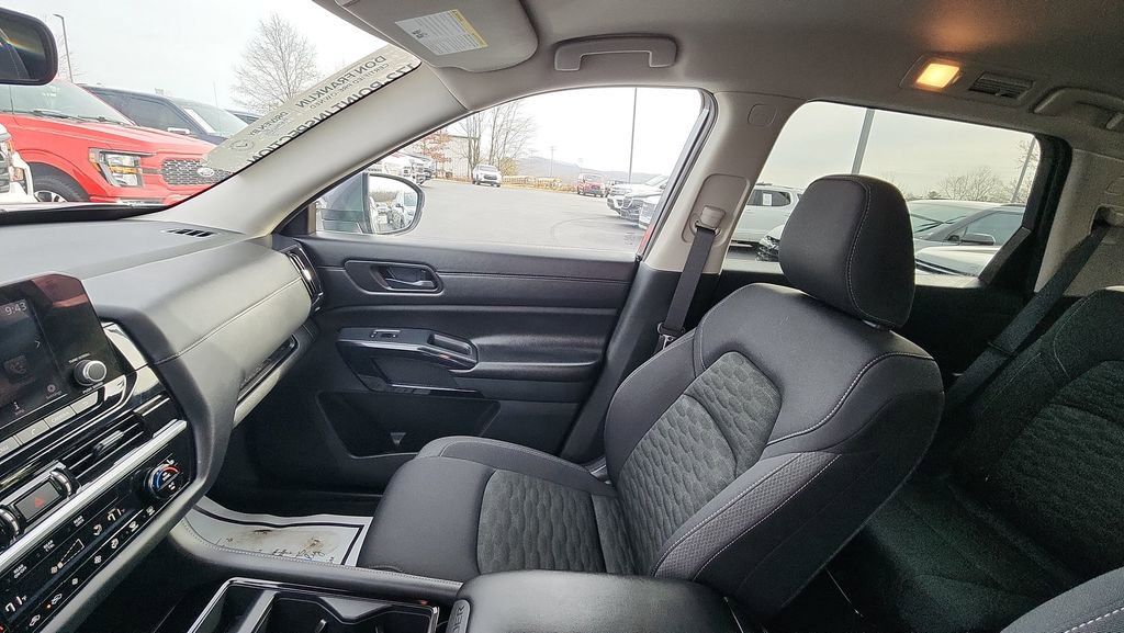 Used 2025 Nissan Pathfinder SV image 11