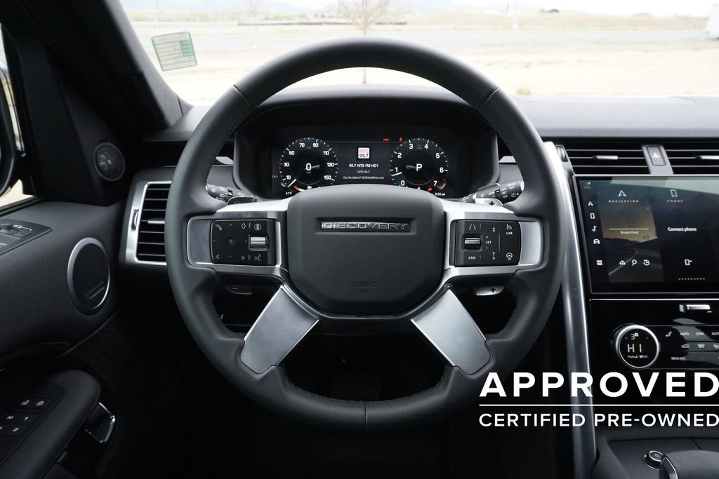 Used 2025 Land Rover Discovery S image 10