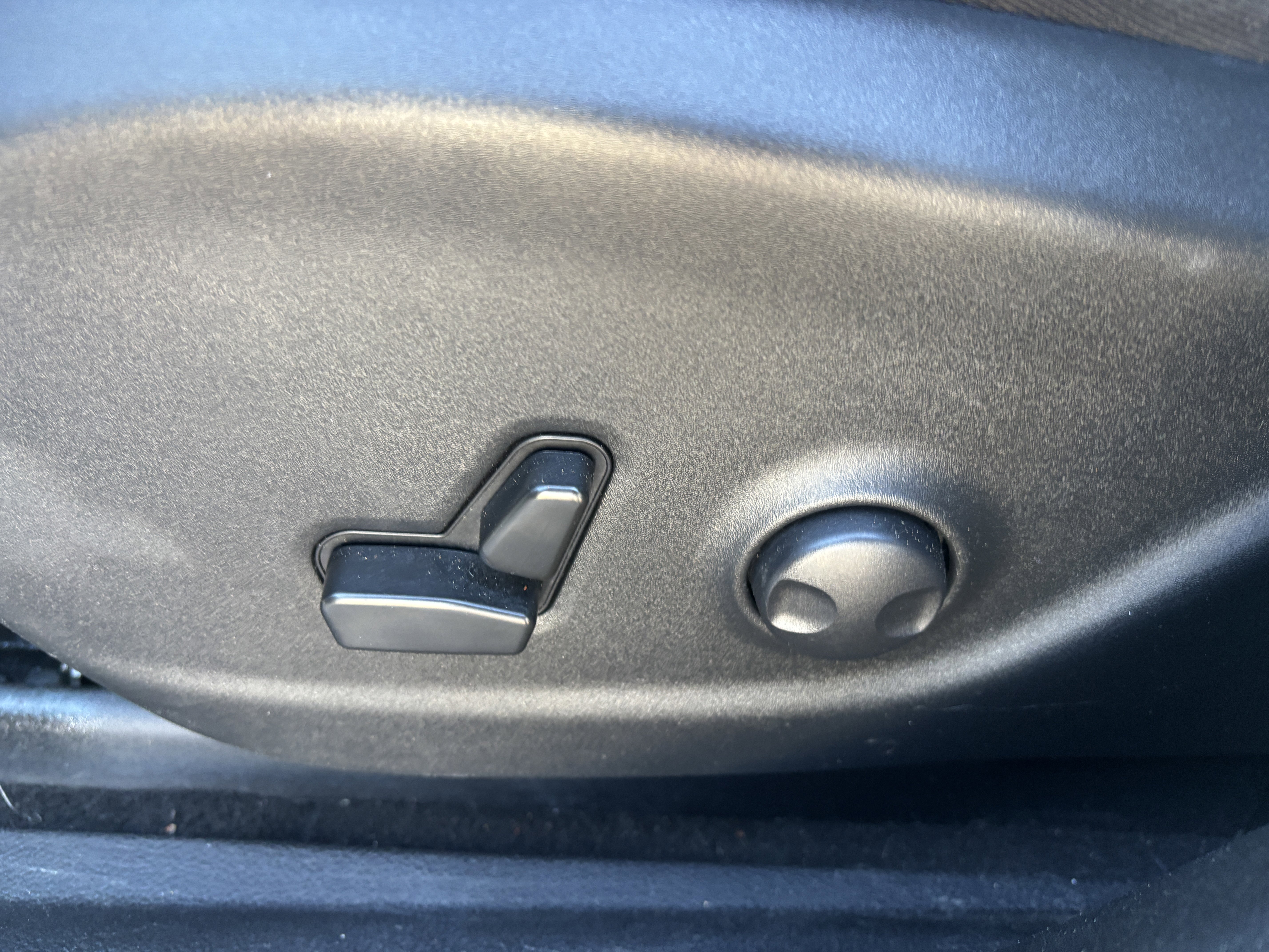 Used 2022 Jeep Cherokee Latitude Lux w/ Mopar Interior Package AWD/4WD image 15