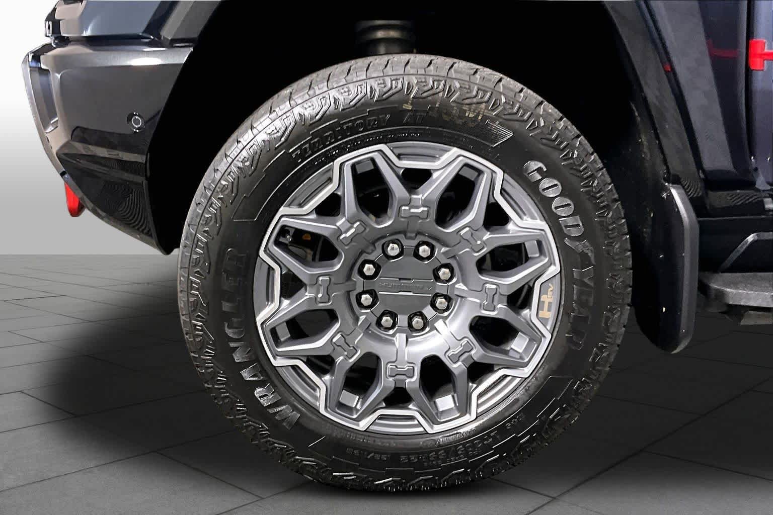 Used 2025 GMC Hummer EV 3X w/ LPO, Sport Package AWD/4WD image 9