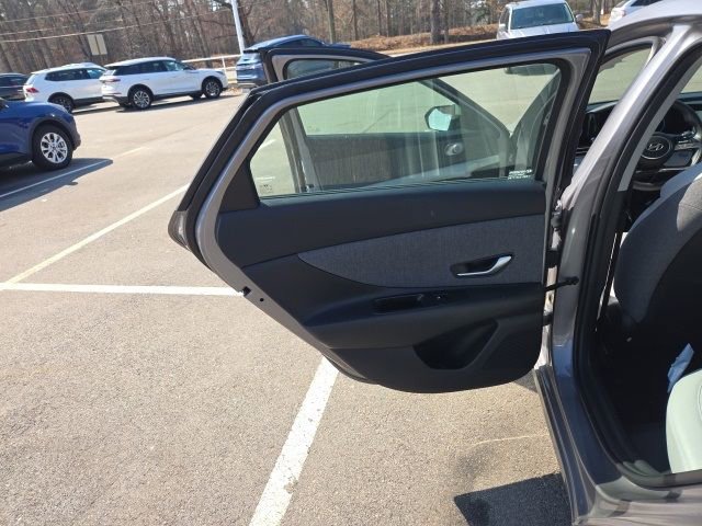 Used 2025 Hyundai Elantra Limited image 24