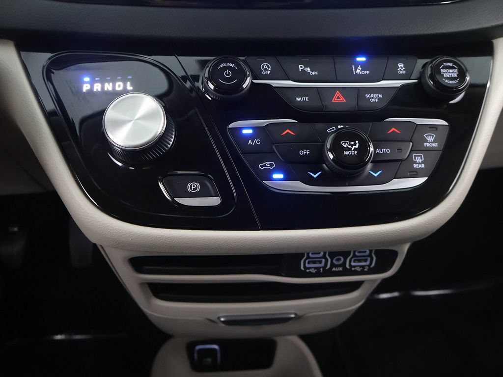 Used 2024 Chrysler Pacifica Touring-L FWD image 50